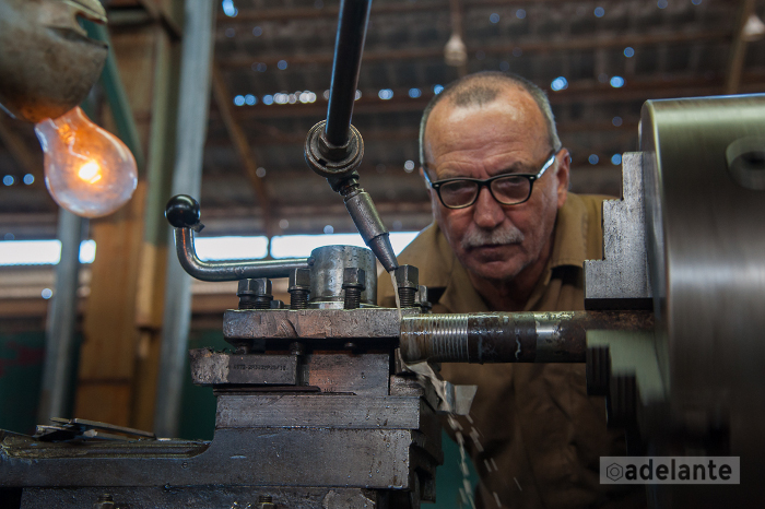 Alberto “Farruco”, Héroe Nacional del Trabajo y su viejo torno que convierten en nuevo el más obsoleto de los accesorios y piezas de los equipos ferroviarios con más de cuatro décadas de vida útil.