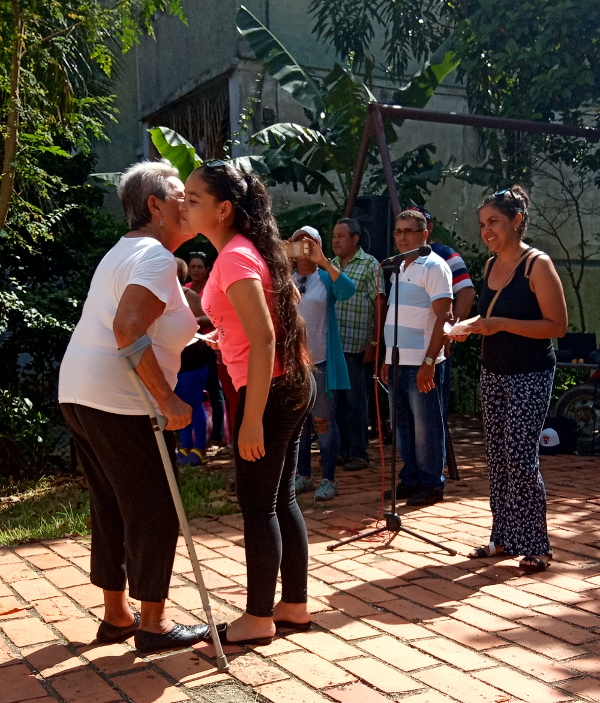 Jóvenes que arribaron a los 14 años recibieron el carné de la Federación de Mujeres Cubanas de mano de féminas fundadoras.