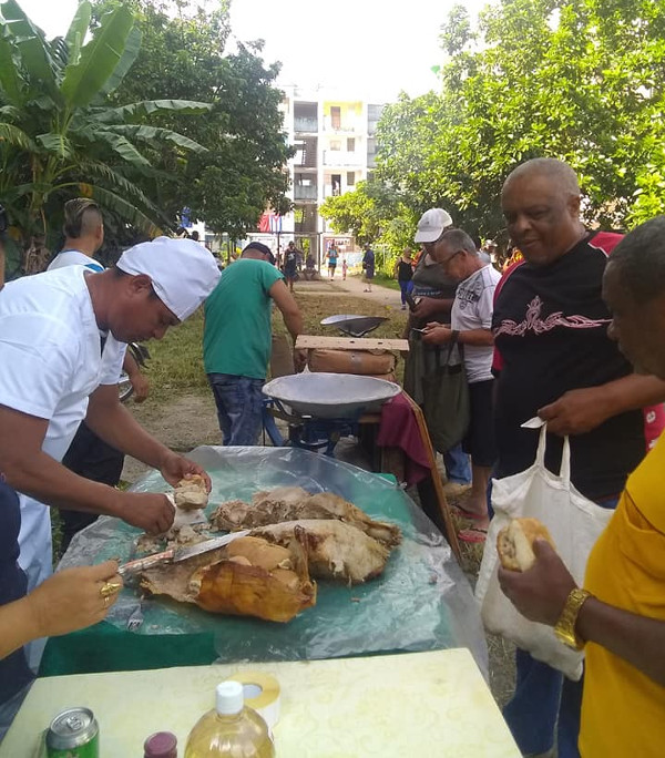 La feria gastronómica y sus variadas opciones fue del agrado de toda la familia.