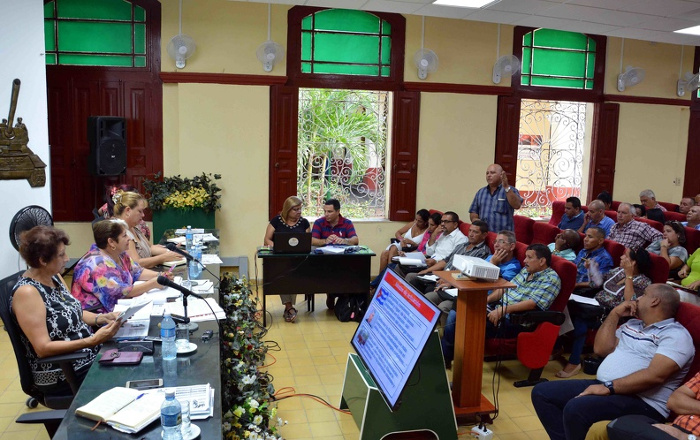 Ena Elsa Velázquez Cobiella, Ministra de Educación, chequea la marcha de los preparativos para el inicio del nuevo curso escolar en Camagüey, en reunión efectuada en el Salón Girón, de la Asamblea Provincial del Poder Popular. Foto: Rodolfo Blanco Cué/ACN Cobertura docente en Camagüey: ¿fin del vía crucis?