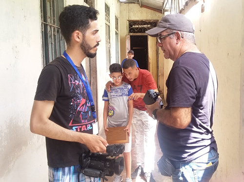 Alejandro Gil, director de la película cubana Inocencia, asesora el corto de un joven realizador de Camagüey. Foto: Cortesía del MAN
