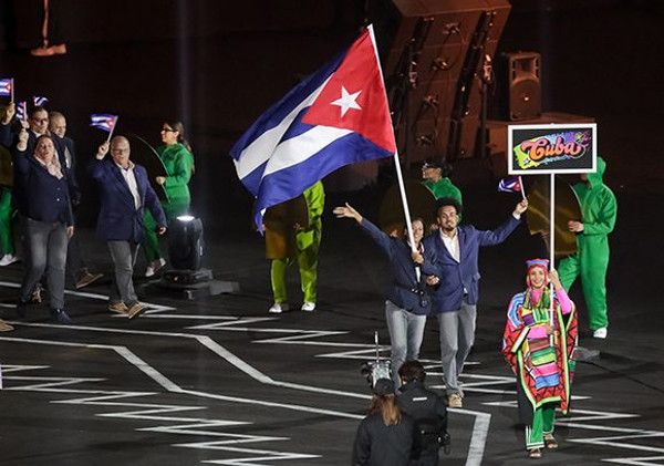 La abanderada Omara Durand acompañada de su guía Yuniol Kindelán encabezan la delegación cubana en el desfile de los naciones en la ceremonia inaugural de los VI Juegos Parapanamericanos Lima 2019, celebrada en Estadio Nacional José Díaz,en Lima, Perú. Foto: Calixto N. Llanes/JIT-Inder/ACN