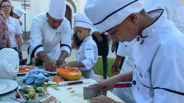 Concluyen cursos de cocina para niños