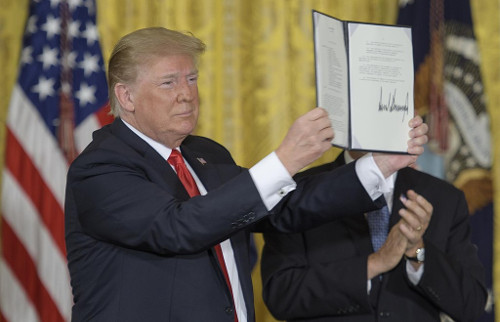 El presidente norteamericano Donald Trump sostiene la Directiva de Política Espacial-3, firmada en la Casa Blanca en 2018. Foto: Tomada de wikipedia.org