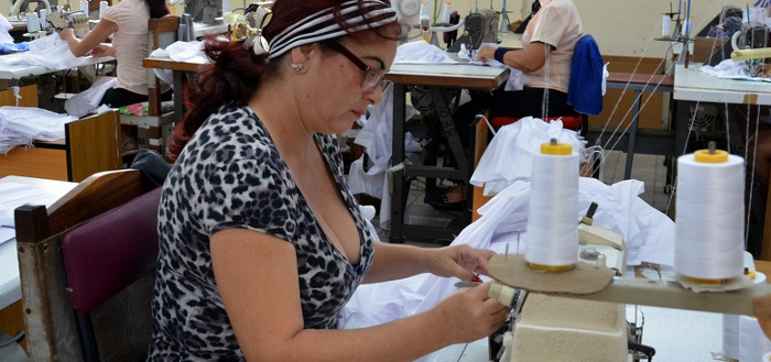 Industria textil camagüeyana asegura uniformes escolares en primera etapa