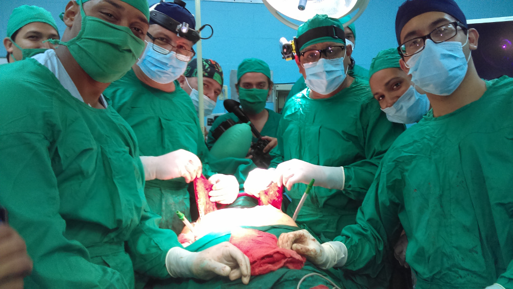 Al término de una exitosa intervención quirúrgica, acompañado de su equipo y de residentes en la especialidad. Foto: Olga Lilia Vilató de Varona /Adelante 