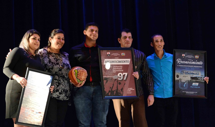 Ariel Santana Santiesteban, primer Secretario del Partido Comunista de Cuba en Camagüey, e Isabel González Cárdenas, presidenta de la Asamblea Provincial del Poder Popular, entregaron reconocimientos especiales a los presidentes de la Federación Estudiantil Universitaria de la Universidad de Camagüey y de Ciencias Médicas Carlos J. Finlay, durante la gala político cultural por el aniversario 97 de la organización estudiantil, efectuada en el Teatro Avellaneda. Fotos: Rodolfo Blanco Cué / ACN La FEU festeja Con Cuba desde Camagüey