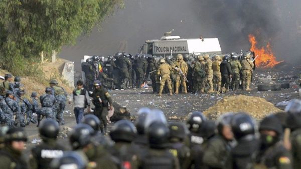 Manifestantes que se encontraban en los alrededores de la planta de Yacimiento Petrolíferos Fiscales Bolivianos, ubicada en Senkata, de la ciudad de El Alto, fueron reprimidos por agentes policiales y helicópteros militares. Foto: Tomada de elesurtv.net Golpe de Estado en Bolivia fue también contra pueblo