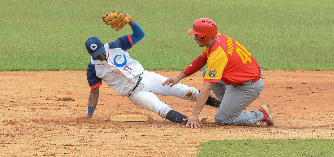 Camagüey pierde y comparte la cima