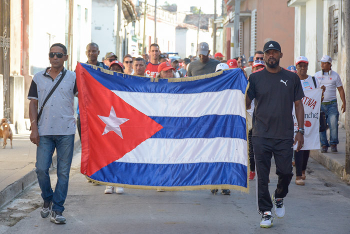 Los campeones olímpicos Luis Ulacia y Vicyoandri Odelín encabezaron la caminata desde el parque Ignacio Agramonte hasta la necrópolis. Fotos: Alejandro Rodríguez Leiva / Adelante Caldés nunca dijo adiós (+Fotos)