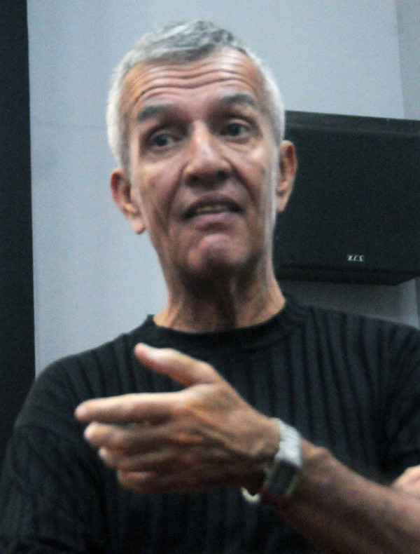 Ismael Albelo baila con el pensamiento