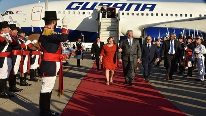 El presidente de Cuba, Miguel Díaz-Canel, arribó este domingo a Buenos Aires para asistir a la toma de posesión del presidente electo de Argentina, Alberto Fernández, y de la vicepresidenta Cristina Fernández de Kirchner. Foto: Tomada de telesurtv.net Presidente cubano agradece apoyo del empresariado argentino