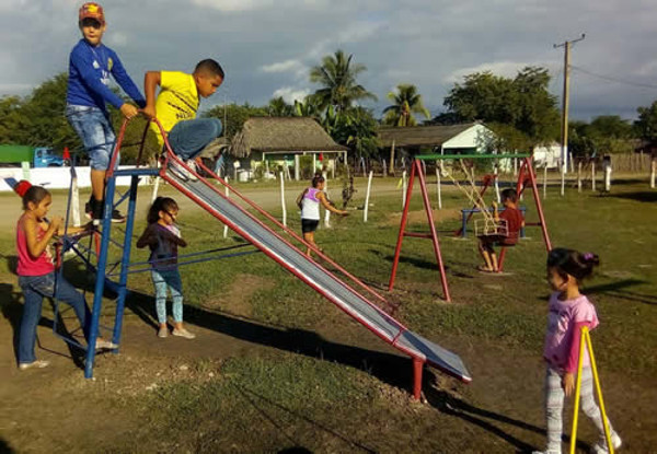 El diálogo con los habitantes confirmó las acciones constructivas en la bodega y el parque infantil, además de la instalación de la bomba de agua y de lámparas para el alumbrado público, junto al rescate del terreno para el juego de béisbol y las mejoras en el embellecimiento de la escuela. Foto: Tomada de radionuevitas.icrt.cu Cafetal, por la continuidad de la Revolución