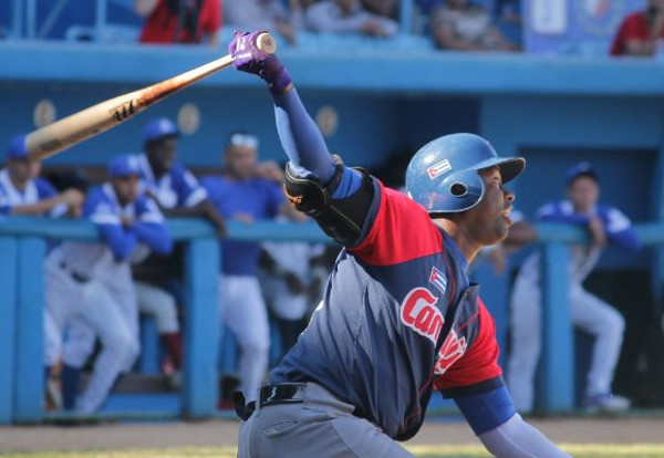 Leslie Anderson conectó un doblete empuñando como emergente en la novena entrada. Foto: Tomada de cubadebate.cu Barrieron los Toros a Elefantes y se mantienen en la cima