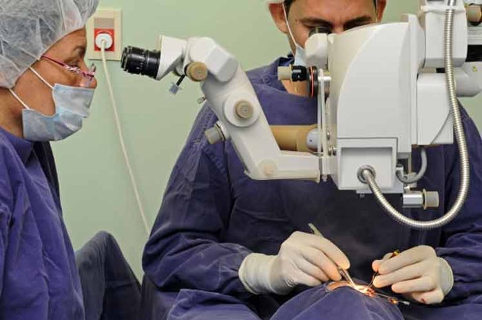El Hospital de Ojos José Martí nació en 2007 en el contexto de la Operación Milagro, como un centro de cirugía de cataratas, aunque al pasar los años incorporó equipos para estudios diagnósticos y tratamientos quirúrgicos avanzados. Foto: Tomada de prensa-latina.cu Frente Amplio uruguayo defiende Operación Milagro