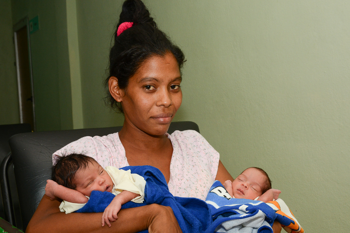 Yudith Osorio García, de 29 años, con María Carla y Leydi Laura, uno de los 69 nacimientos gemelares del año. Foto: Leandro Pérez Pérez/Adelante Cierra Camagüey con tasa de mortalidad infantil más baja de Cuba, según datos preliminares