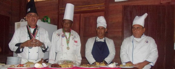 Dedican plato al aniversario 60 del periódico Adelante