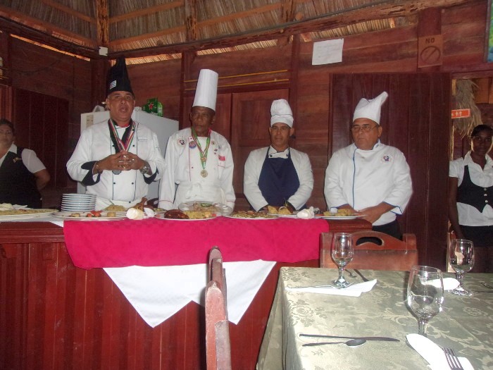 Dedican plato al aniversario 60 del periódico Adelante