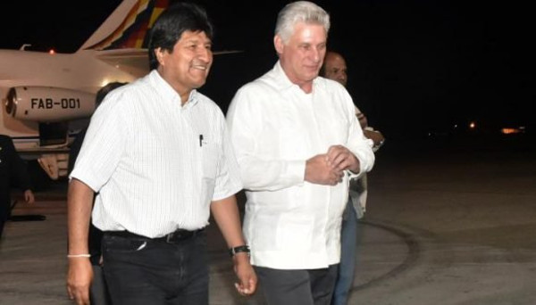 El Presidente de los Consejos de Estado y de Ministros de Cuba, Miguel Díaz-Canel, recibió a su homólogo boliviano Evo Morales, en el aeropuerto internacional José Martí. Foto: Estudios Revolución. Presidente cubano recibió a su homólogo boliviano
