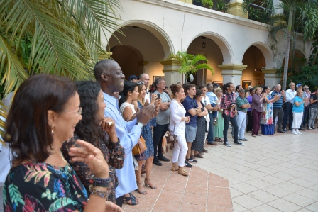 Choco disfrutó del coro Desandann en la apertura de su muestra en Camagüey. Foto: Frank Flores/ OHCC.