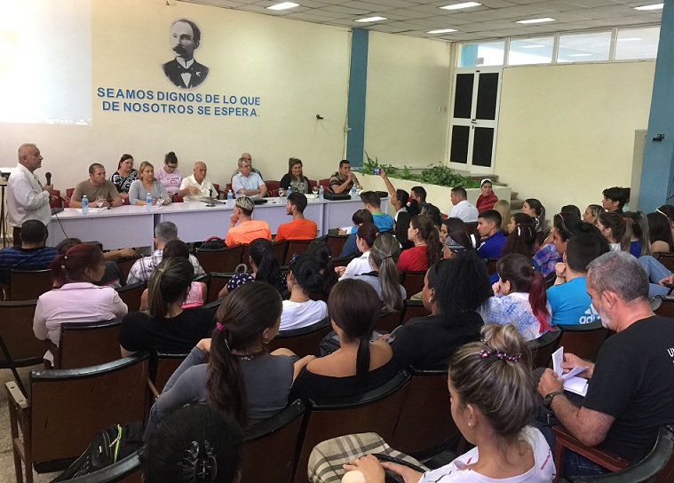 Homero Acosta dialoga sobre la Constitución con universitarios camagüeyanos