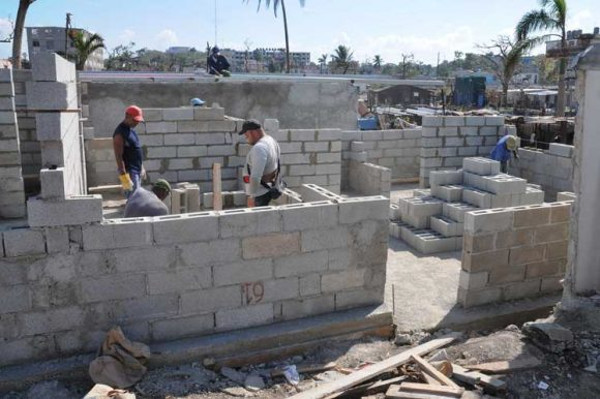 Foto: Tomada de prensalatina.cu Comienza entrega de casas en La Habana a 22 días del tornado