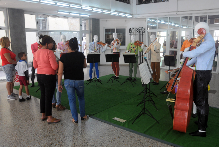 Artesanías camagüeyanas en la Plaza de los Trabajadores