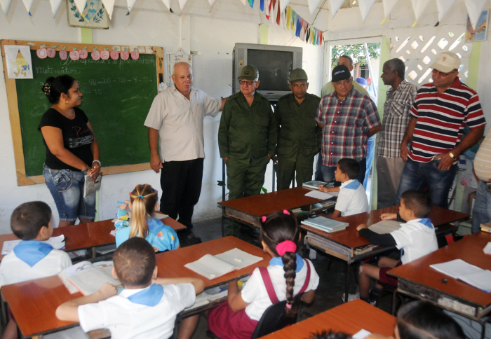 El Héroe  de la República de Cuba conversó con los niños del aula 2do.B de la maestra Claudia Moya.