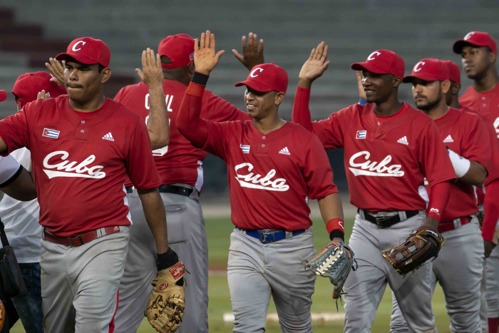 Los leñadores de Cuba, a pesar de dejar a trece corredores fríos en las almohadillas y reafirmarse como el conjunto menos bateador de la justa, a pesar de las lógicas críticas recibidas por su cuerpo de dirección, de sus tensiones visibles y de encontrarse hace apenas unas horas virtualmente eliminados y sin opciones, estarán discutiendo este domingo el gallardete de esta edición de la Serie del Caribe. Foto: Tomada de cubadebate.cu e Leñadores siembró el caos en rivales
