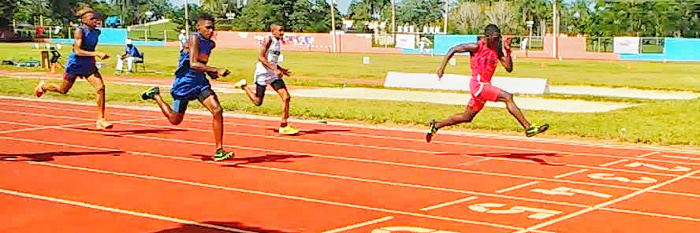 Atletismo escolar en la meta