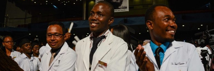 Gradúa Cuba 500 nuevos médicos de todos los continentes