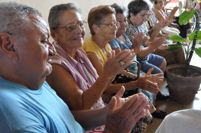 En Cuba, la atención y el respeto a los adultos mayores es una prioridad. Foto: Otilio Rivero Delgado/ Adelante/ Archivo