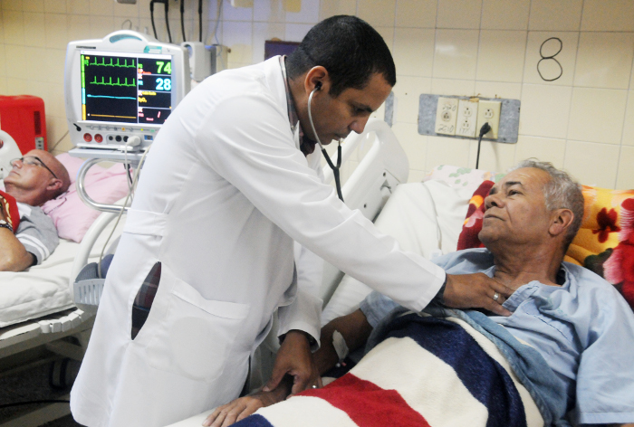 Oscar Fortes, el segundo paciente incluido en el ensayo clínico en Camagüey, en pleno pase de visita del Dr. Miranda.