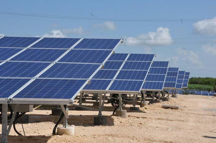 A new photovoltaic solar power farm synchronizes in Camagüey