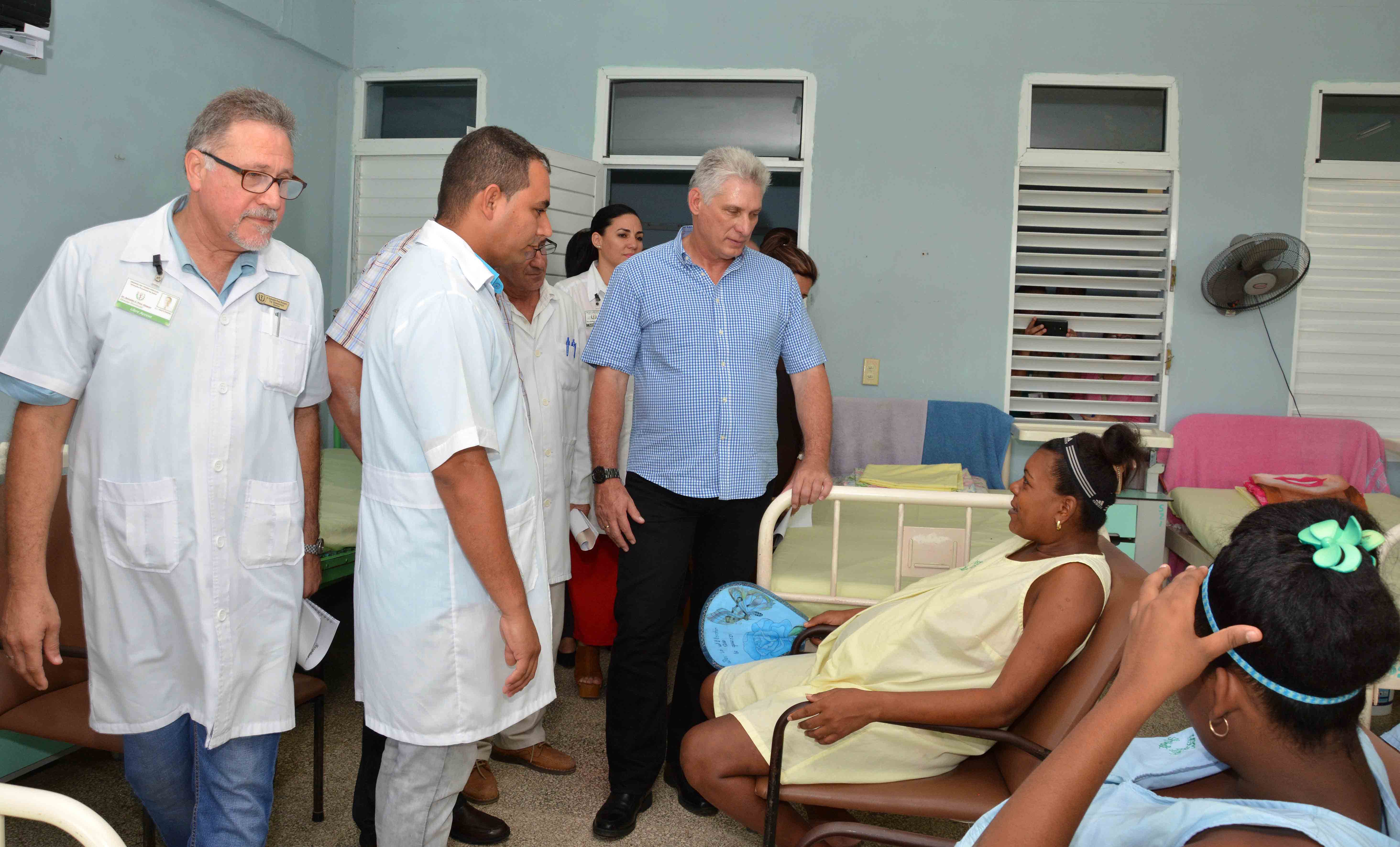 Acompañado por otros dirigentes, el Presidente visitó en la mañana, en Santa Cruz del Sur, el hospital municipal "José E. Santiesteban de Santa Cruz del Sur, que registra este año cero muertes infantiles y maternas. 