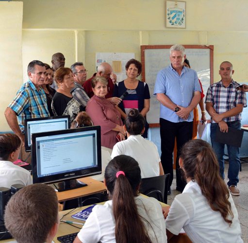 De la utilidad del portal Cubaeduca (www.cubaeduca.cu) y sobre la continuidad de estudios. preguntó a alumnos de la secundaria básica Camilo Cienfuegos.