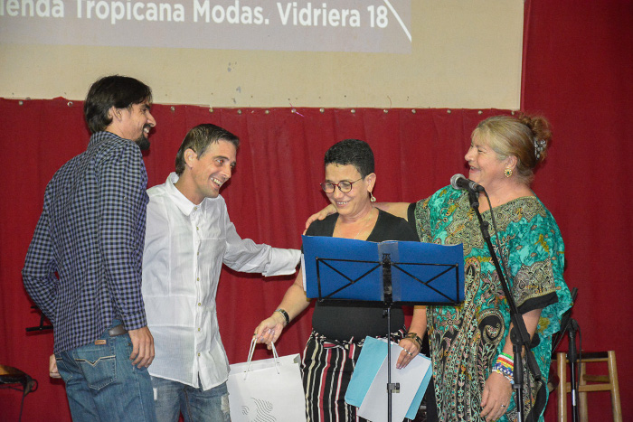 Los artistas Eduardo Castillo y Ángel Olazábal y la artesana Carmen Soto asumieron con entusiasmo y profesionalidad los encargos de la Bienal, de ahí el elogio.