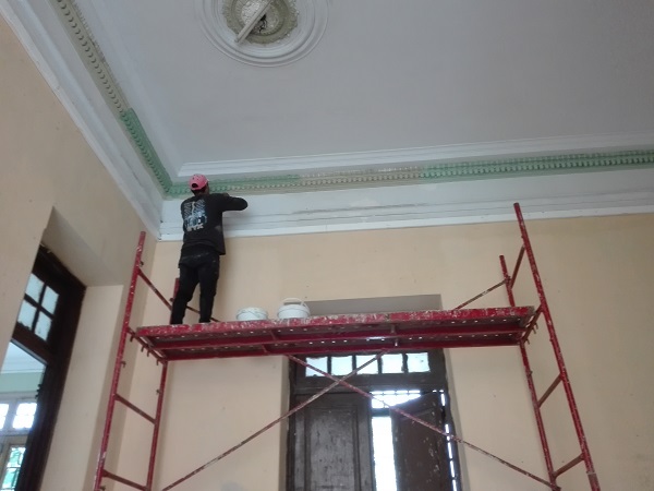 La Empresa de Restauración y Conservación, con ejecuciones de calidad en la preservación o renovación del patrimonio urbanístico citadino, ha borrado las pérdidas económicas y los hechos delictivos, con un cotidiano control económico interno que beneficia también a sus trabajadores con el mejoramiento de las condiciones laborales y el alza de los salarios. Foto: Tomada de Portal Cultural Principe Que suban y “bajen” las buenas prácticas