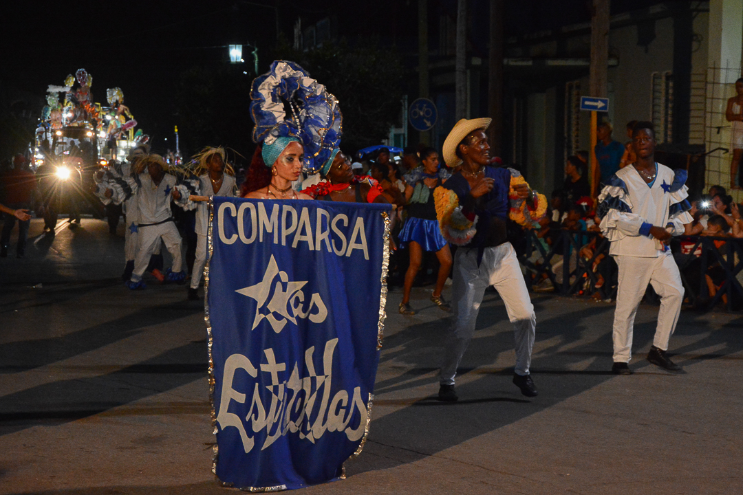 La música de las comparsas lleva a bailar la rumba natural de los ancestros.