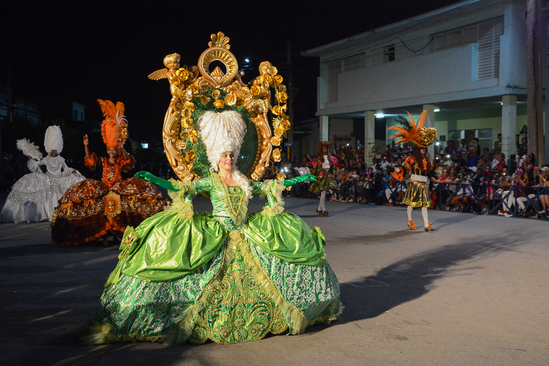 Pasarela de fantasía Glamour francés, con vestuarios de diseñadores de las          parrandas del centro de Cuba.