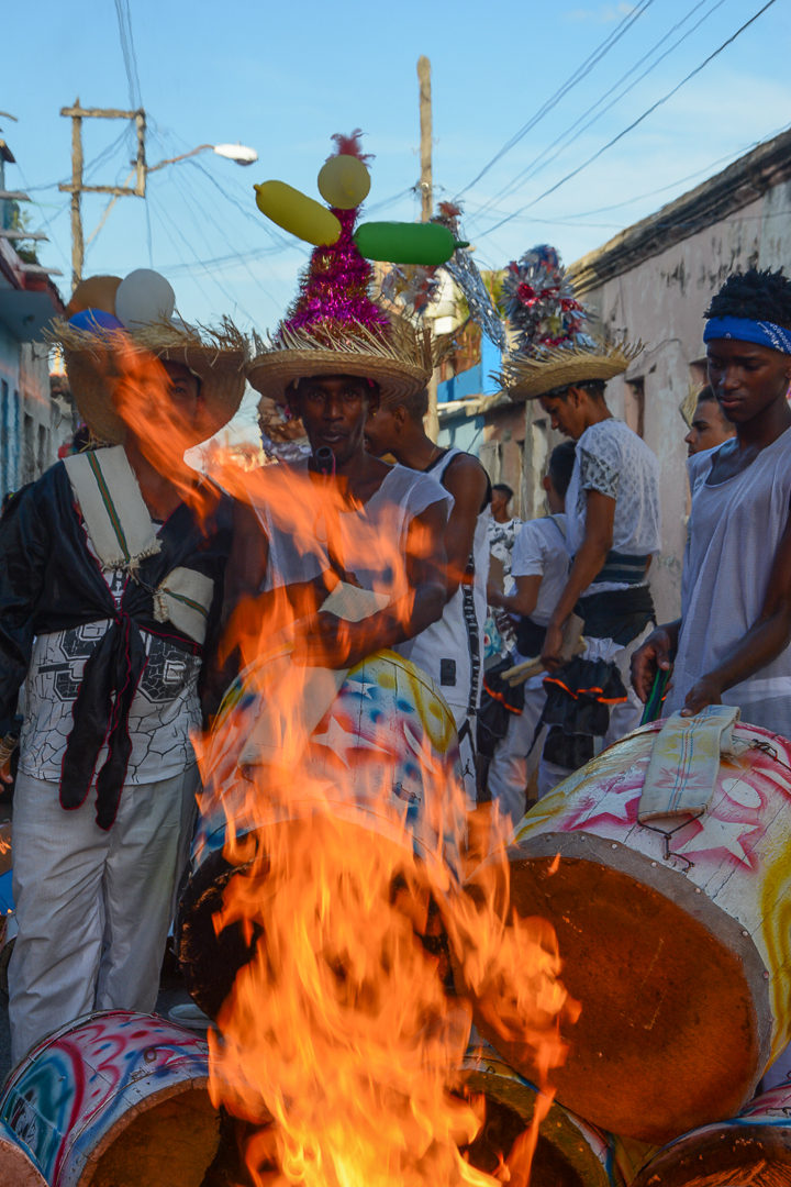 Es un ritual, pero si no se calienta el cuero, después los tambores no dan los colores que deben según el legado musical.