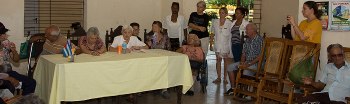 Adultos mayores con estudios superiores