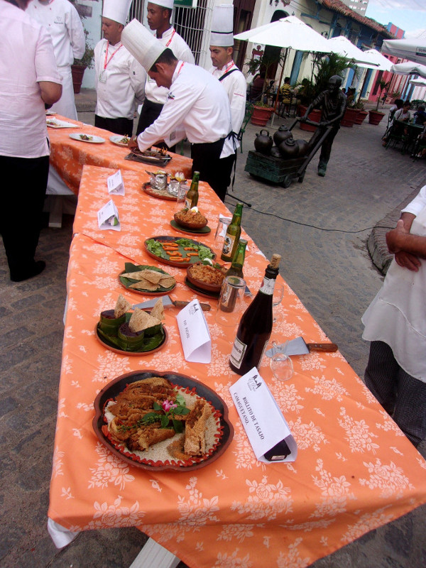 Los sabrosos rollitos de tasajo en la punta de la mesa...