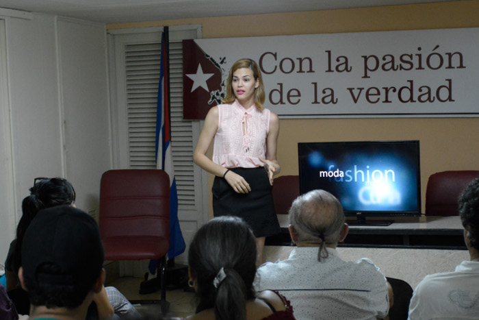 La periodista, realizadora audiovisual y modelo santaclareña Lisandra Durán motivó un intercambio a partir de su reportaje Así se hace la moda en Cuba.
