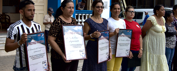 Reciben premio Patria medios de prensa provinciales