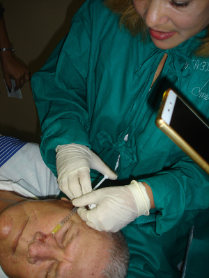 La Dra. Yanet Herrera aplica el medicamento a Ramiro Ferreiro, de Nuevitas.
