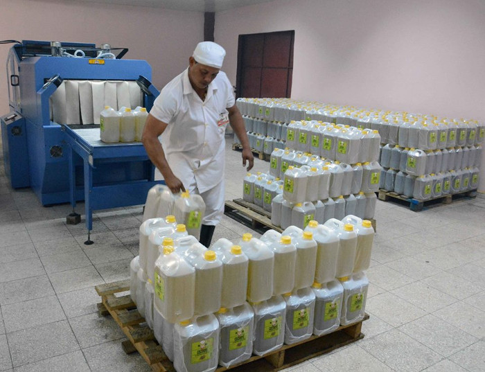 Fotos: Rodolfo Blanco Cué/ACN Laboran por estabilizar envase y distribución de aceite