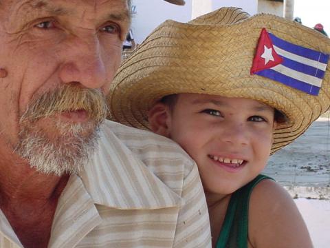 Según datos obtenidos en el último Censo de Población de Viviendas (2012), el 13 % de los infantes en el país estaban a cargo de al menos uno de sus abuelos. Más allá de las cifras, mucho influyen hoy las personas de la tercera edad en el cuidado y educación de los menores, sea como tutores o para apoyar a los padres. Foto: Otilio Rivero Delgado/Adelante/Archivo