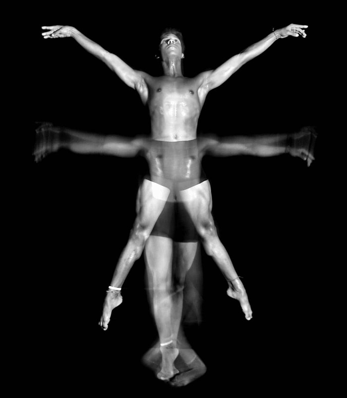 Amaury en una instantánea del fotógrafo camagüeyano Leonardo Mejías Proenza, para la serie "Misterio, pasión y ternura", exhibida en la galería Fidelio Ponce de León, durante el evento Noviembre fotográfico.