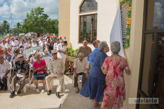 Develaron la tarja colocada a la entrada del hogar tres de las más cercanas personas a Mons. Adolfo. Cuca Salgado, quien lo cuidó durante muchos años; Maribel Moreno, su secretaria; y Manolito Padilla, hijo de su amigo y chofer.